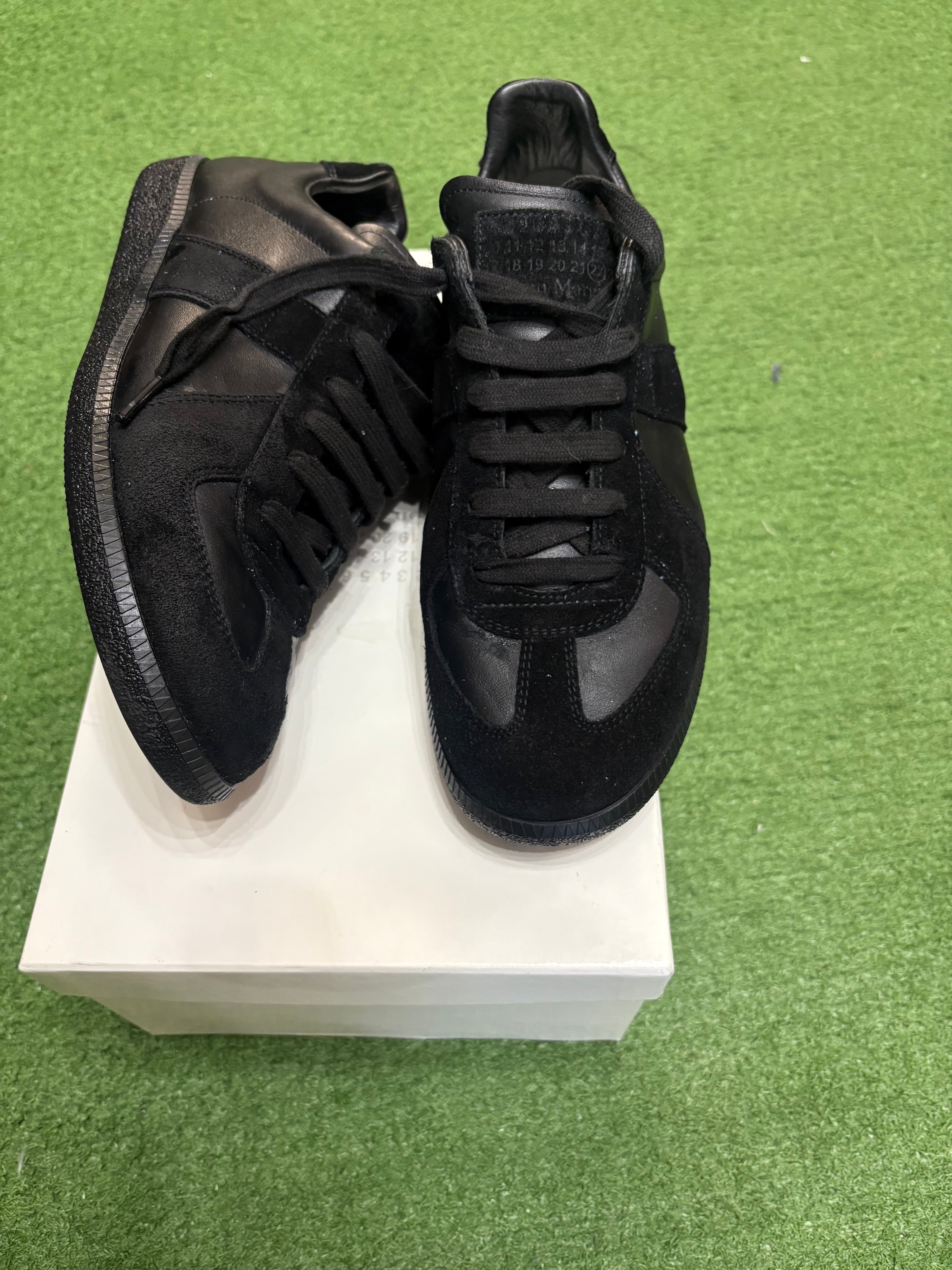 MAISON MARGIELA
Black Replica Sneakers